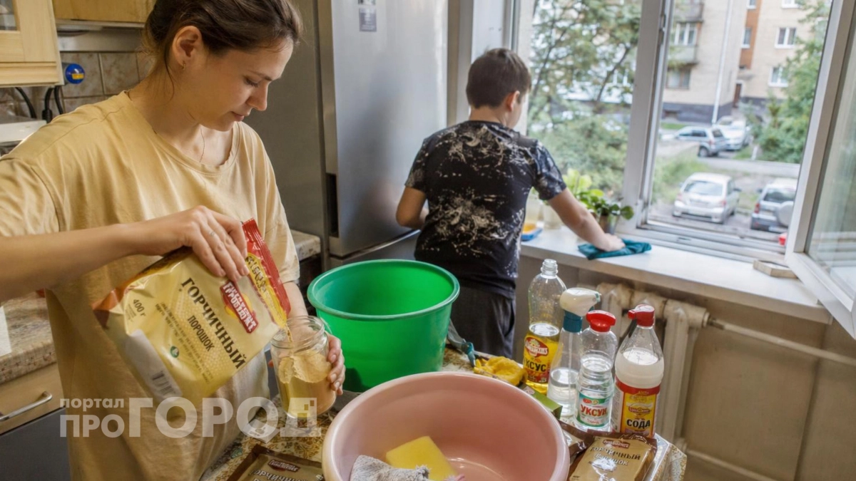 Больше не трачусь на дорогую химию: копеечная горчица отмывает даже застарелый жир за пару минут