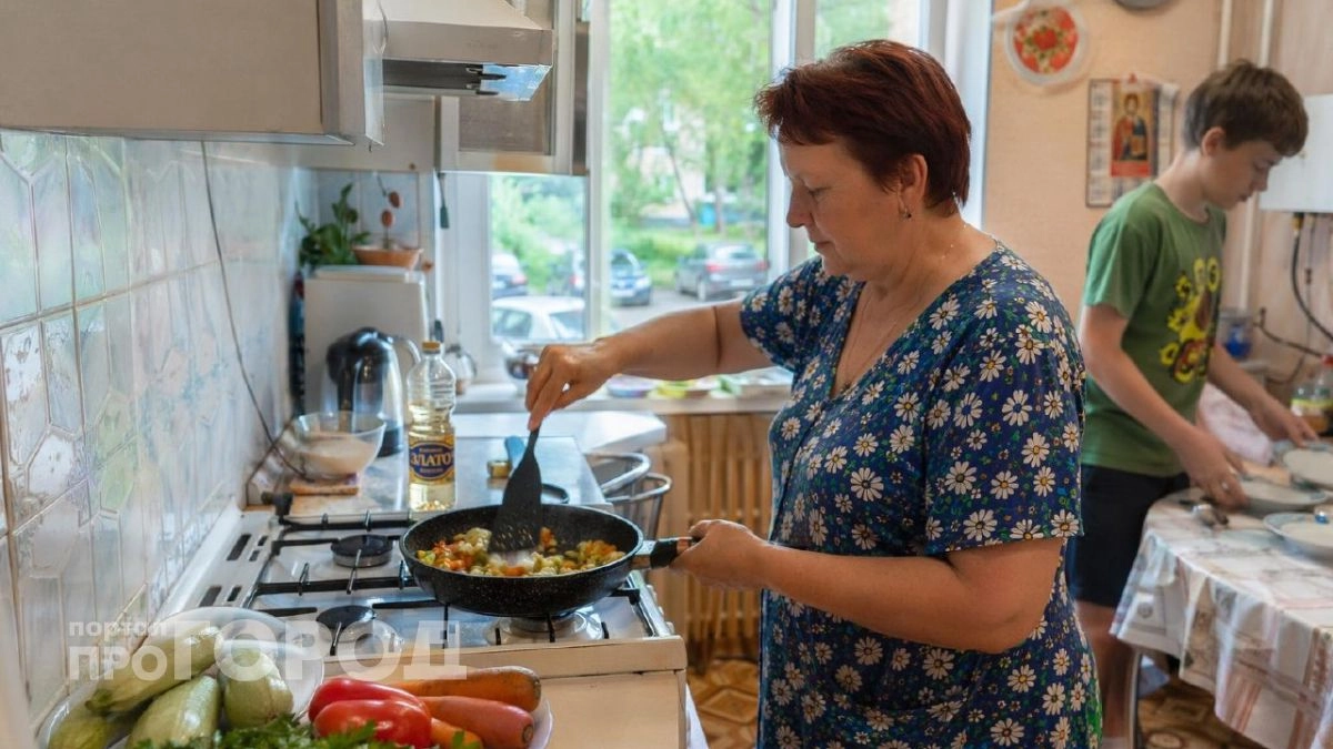 Хватит портить еду и покрытие сковороды: измените привычный способ добавления масла прямо сейчас