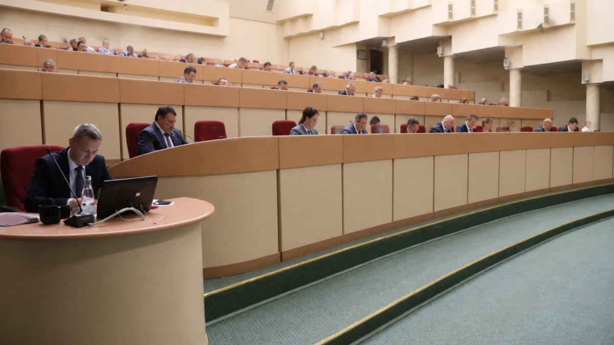 В Саратовской области обновят ледовые комплексы, где тренируются более 740 детей