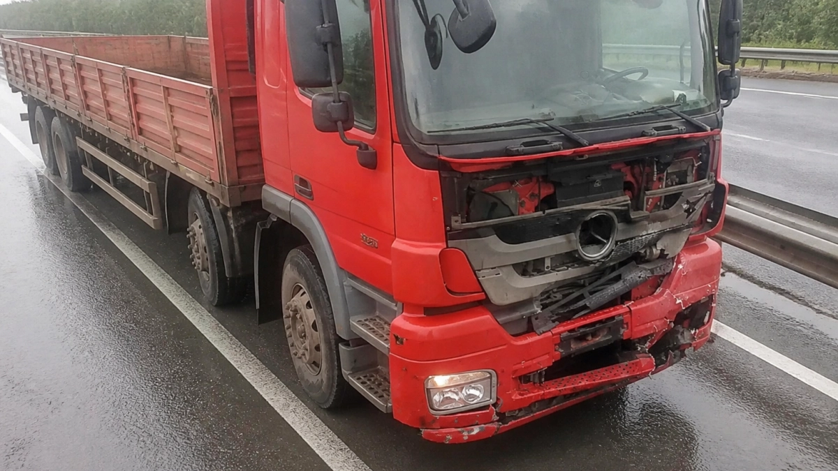 Под Саратовом в ДТП с двумя фурами пострадали водитель и пассажир легковушки