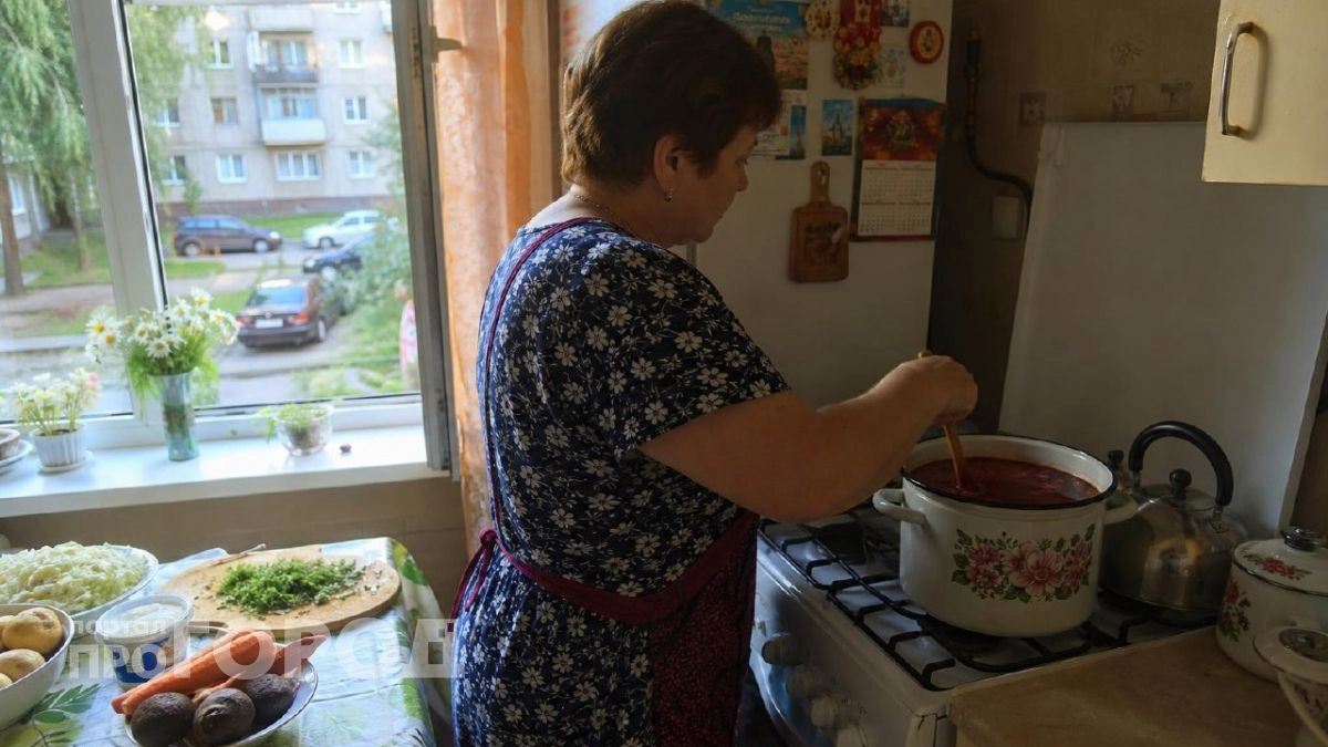 Перестаньте мучить сковородку: шеф-повар объяснил как сделать цвет борща рубиновым без лишней обжарки свеклы