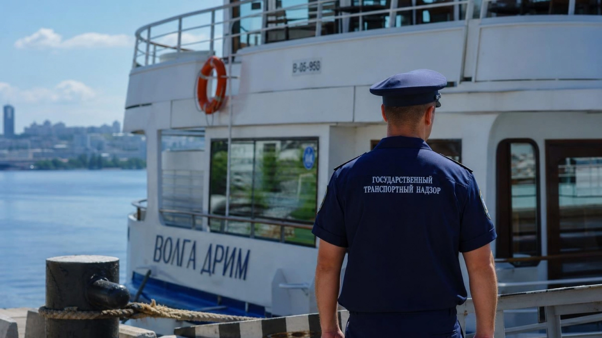 На теплоходах в Саратове нашли утечку масла и другие нарушения безопасности