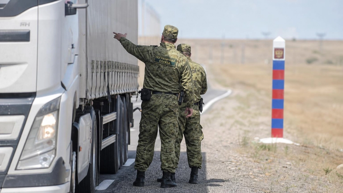 На границе с Казахстаном в фуре обнаружили 12 мигрантов с запретом на въезд