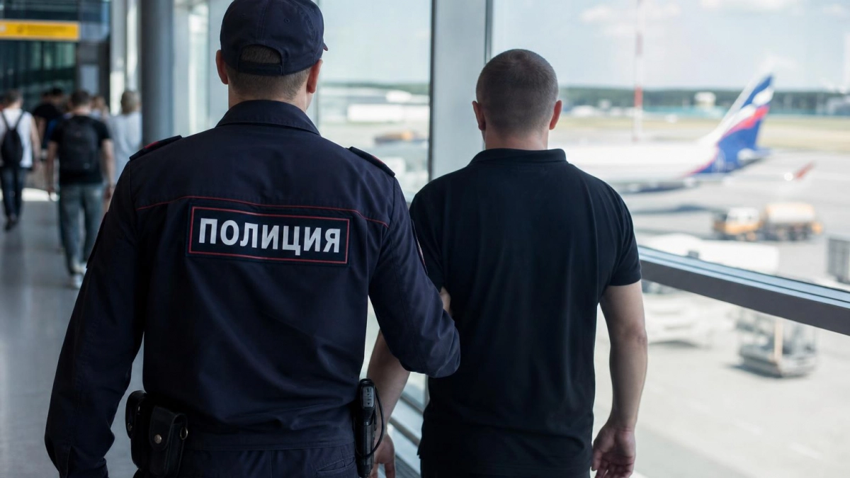 Из Саратова выдворили двух иностранцев после нарушений с визой и обязательной проверкой