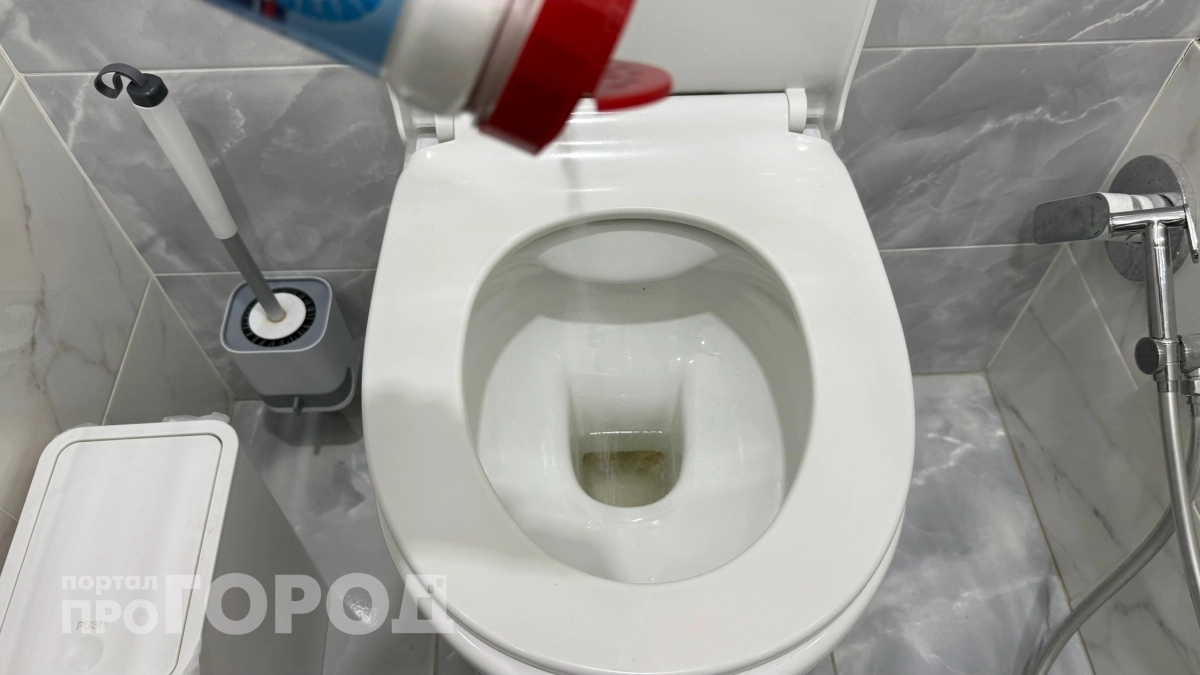 Больше не тру унитаз щеткой: просто приклеиваю бумагу и избавляюсь от налета без лишних усилий