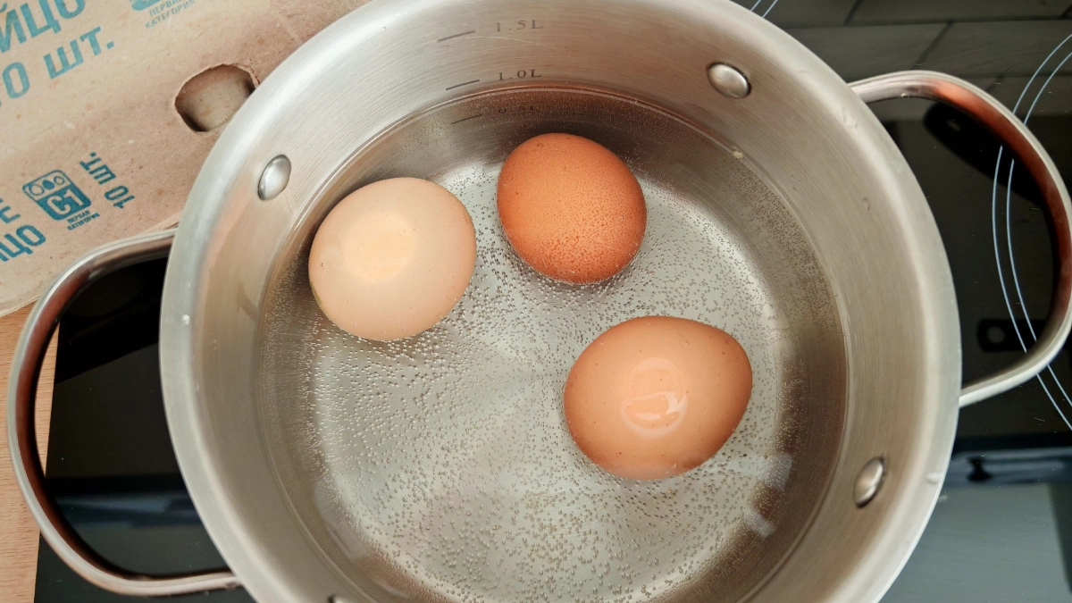Хватит обдирать яйца кусками: делюсь простым способом варки, после которого скорлупа сползает сама собой