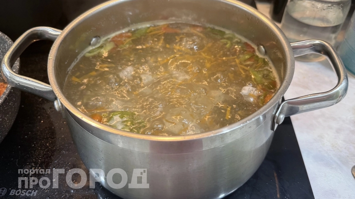 Перестаньте добавлять этот популярный продукт в суп: он портит вкус бульона и чем его лучше заменить