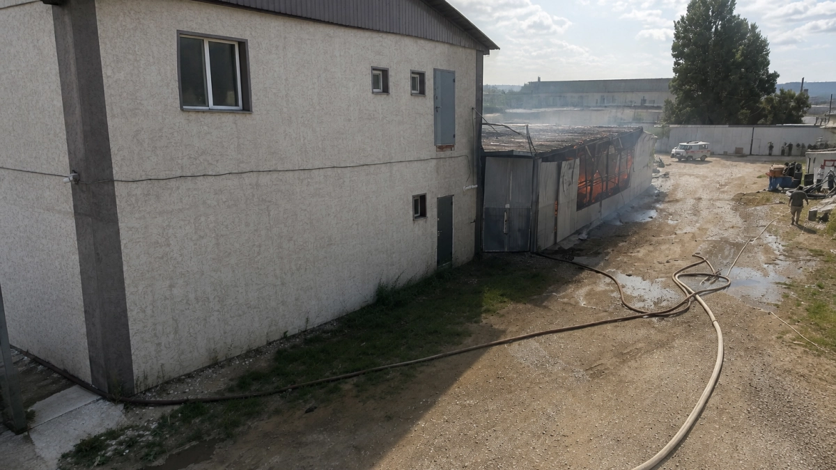 В Ершове сгорел склад стройматериалов площадью более 500 квадратных метров