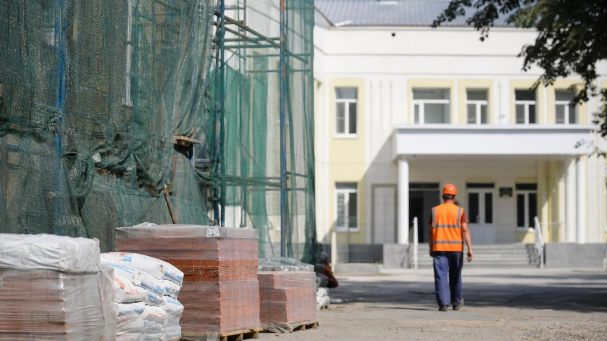 Прокуратура предупредила подрядчика из-за сжатых сроков ремонта саратовской школы №1