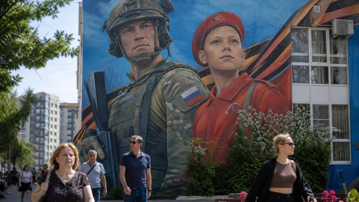 В Саратове открыли мурал с Героем России и юнармейцем-добровольцем