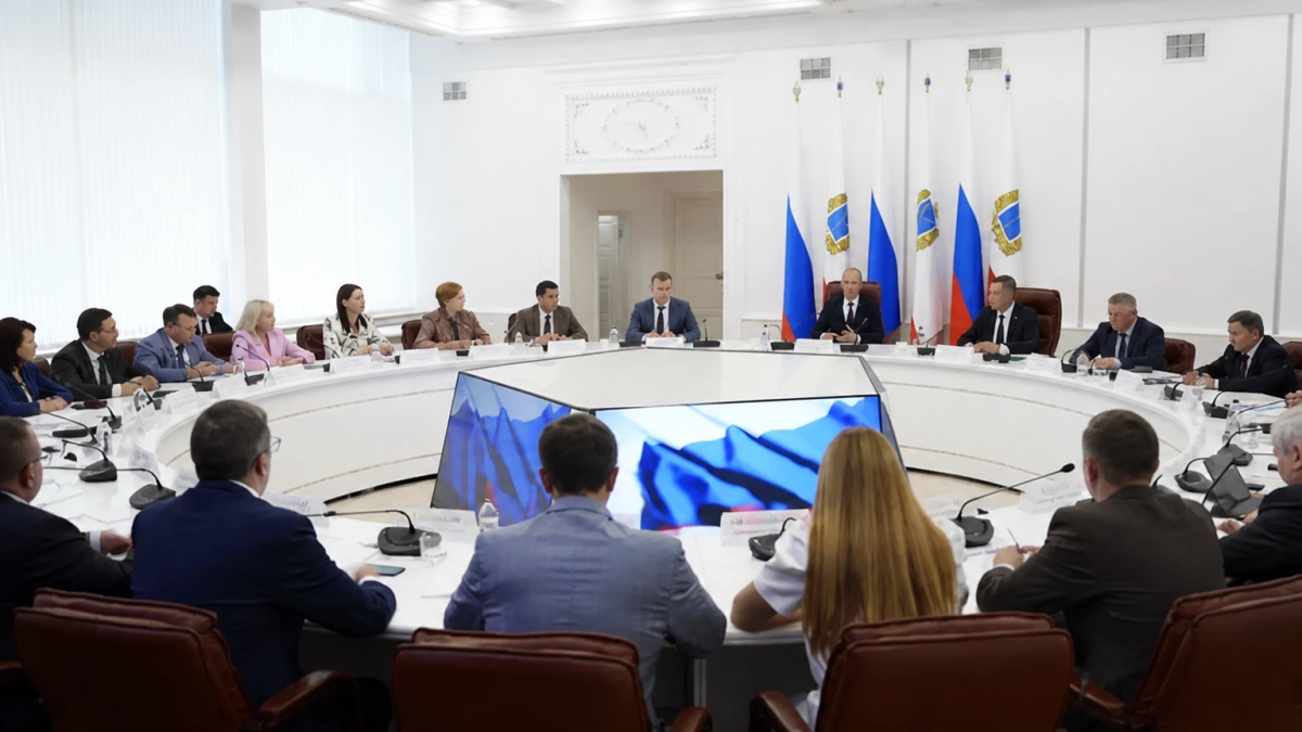 Григоренко в Саратове обсудил модернизацию трамваев и запуск цифровой системы