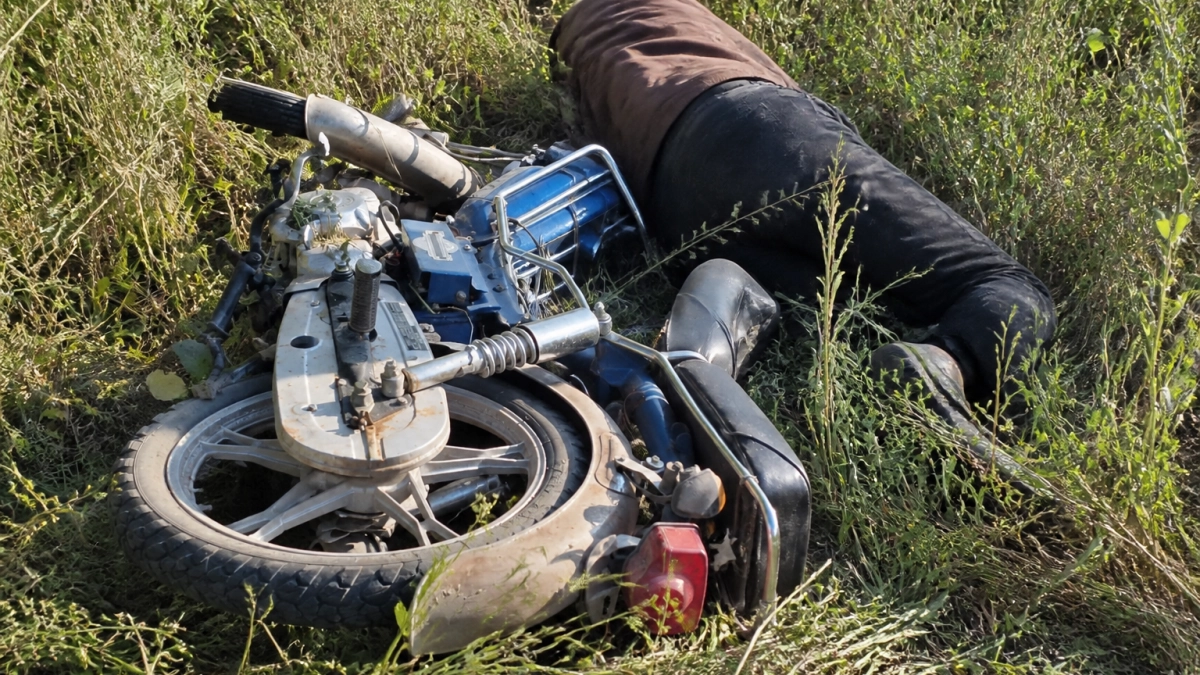 В селе под Саратовом водитель мопеда погиб после съезда с дороги