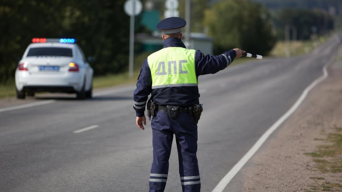 В Шиханах ВАЗ вылетел с дороги: в больницу увезли водителя и пассажира