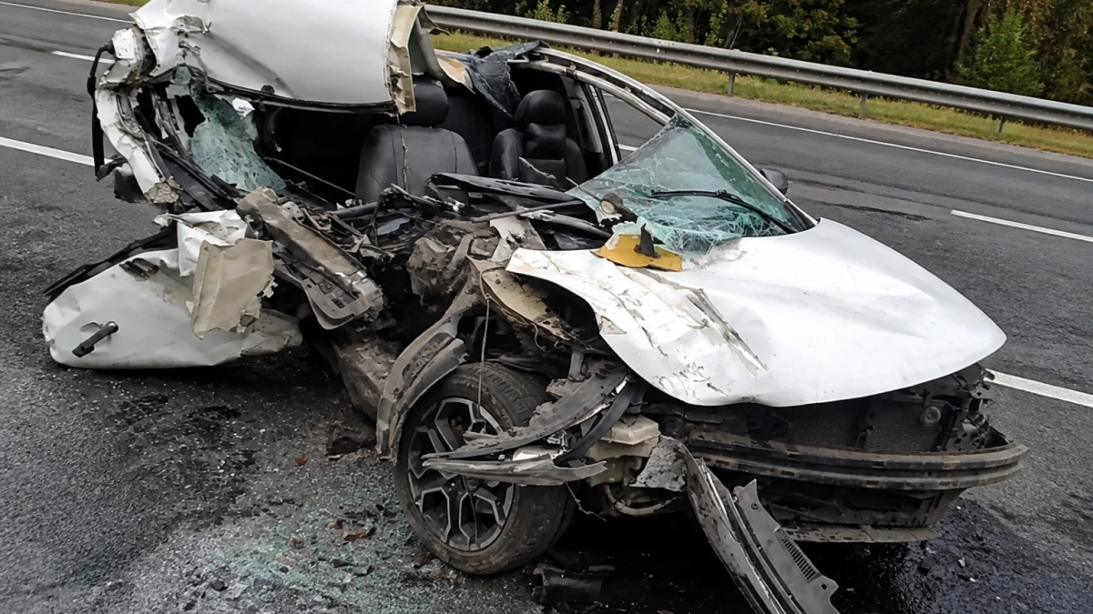 На трассе у Вольска Kia Cerato столкнулась с фурой, водитель в больнице