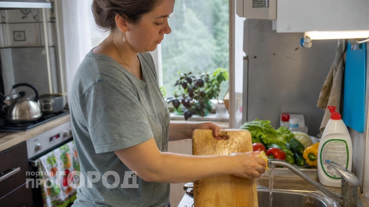 Больше никакой плесени и запаха рыбы: как я дезинфицирую разделочные доски всего за пару минут в день