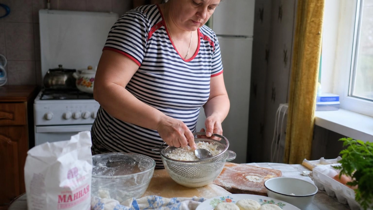 Перестаньте забивать сырники мукой: замените её на этот продукт и получите текстуру нежного домашнего суфле