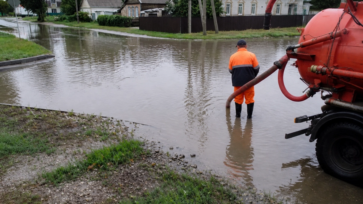 В Балаково коммунальные службы в усиленном режиме откачивают воду с улиц и дворов