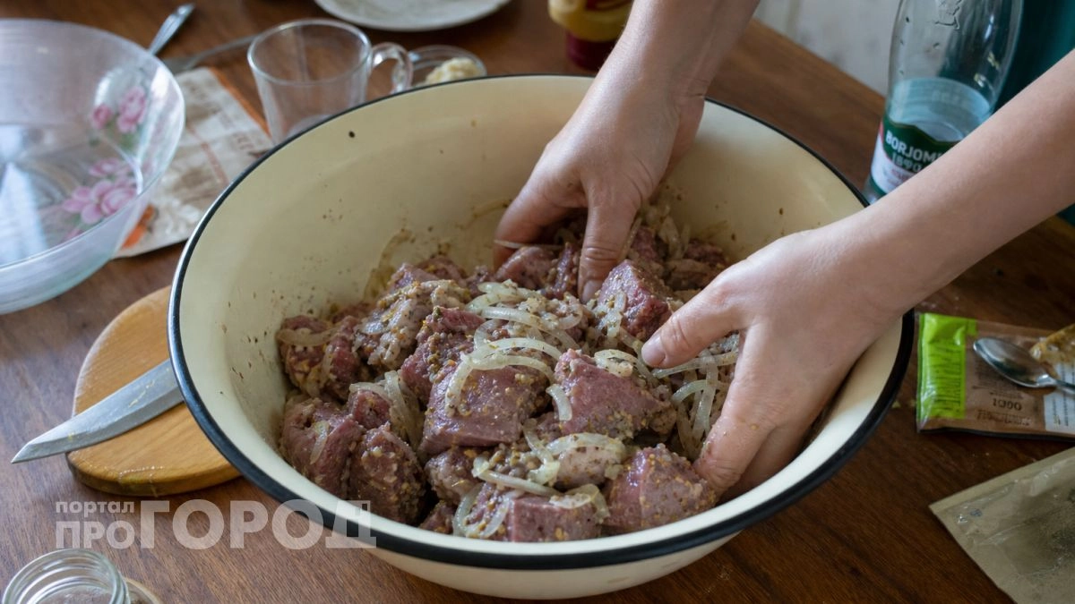 Мясо станет нежнее волокна: просто добавьте щепотку этого продукта вместо привычных маринадов для сочности