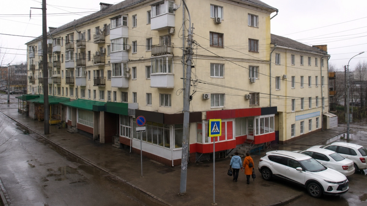 У вокзала в Саратове ИП обязали за 30 дней снести навес и табло