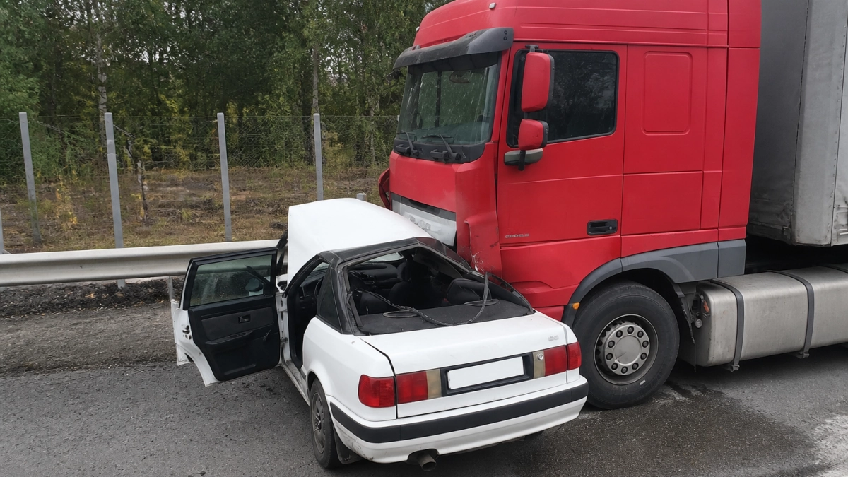 Под Саратовом Audi столкнулась с двумя фурами, водитель легковушки госпитализирован