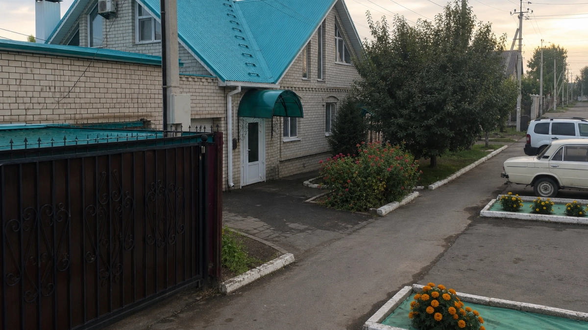В Балаково убрали незаконный забор на придомовой территории после проверки