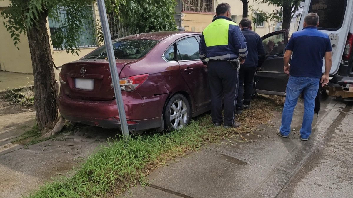 В Энгельсе водитель Nissan Almera врезался в забор у церкви и попал в больницу