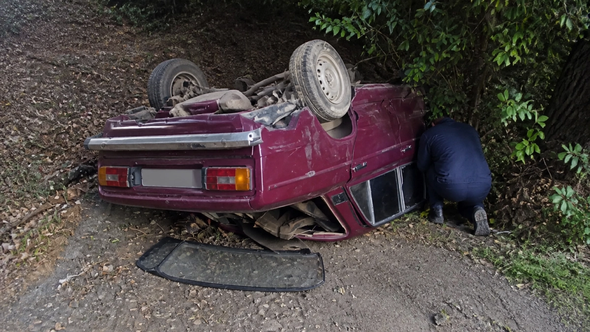 В Калининском районе в ночном ДТП погиб водитель ВАЗ-2106, пассажир в больнице