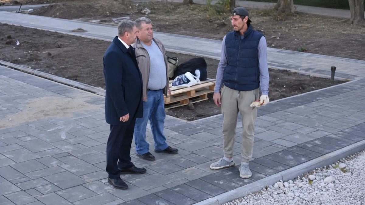 В новой части Сиреневого сквера Балаково начали укладку плитки и готовят асфальт