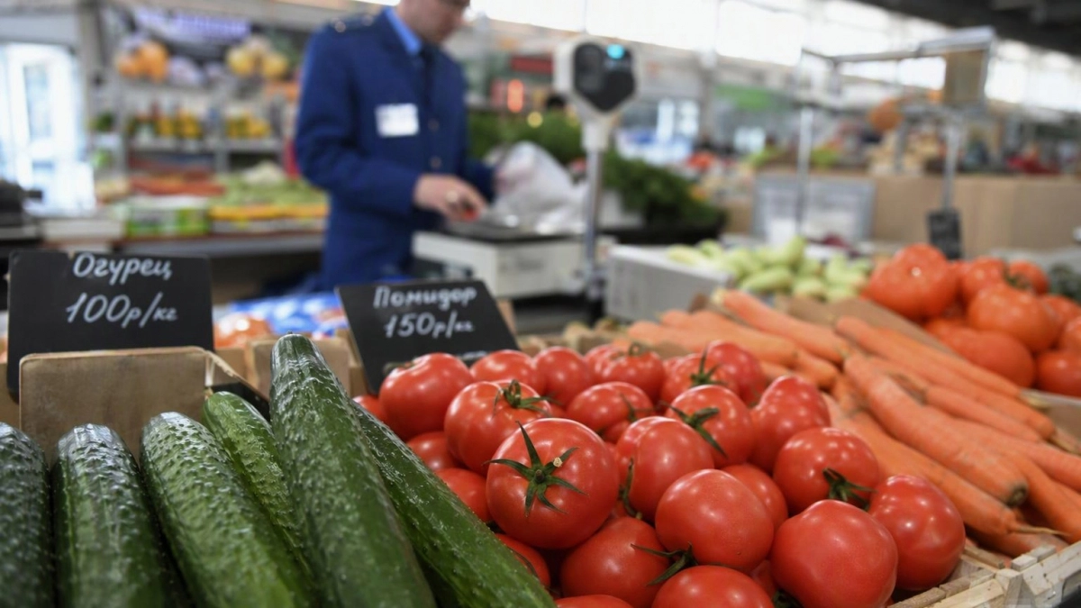 На Сенном рынке в Саратове с начала года изъяли 9,3 тонны испорченных продуктов