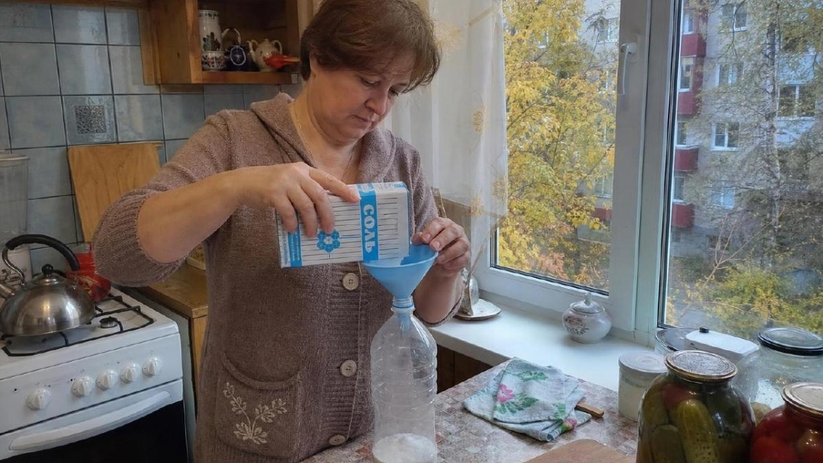 Хватит выбрасывать пластиковые бутылки: насыпаю внутрь соль и нахожу 8 способов применения в быту и на даче