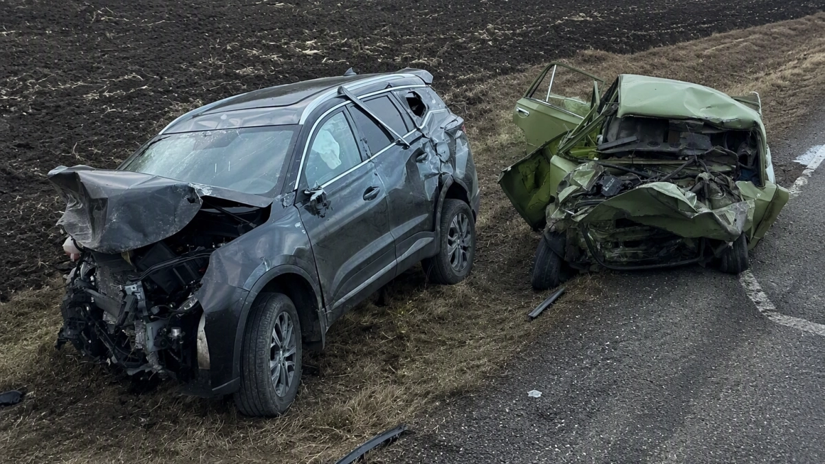 Под Саратовом в лобовом ДТП у Золотой Степи погибли двое пенсионеров