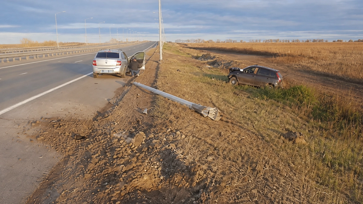 На саратовской трассе водитель Lada Kalina погиб после наезда на препятствие