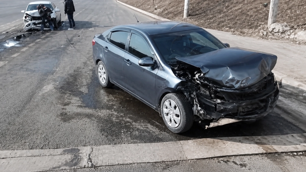 На Стрелке после столкновения Лады и Kia в больницу увезли обоих водителей