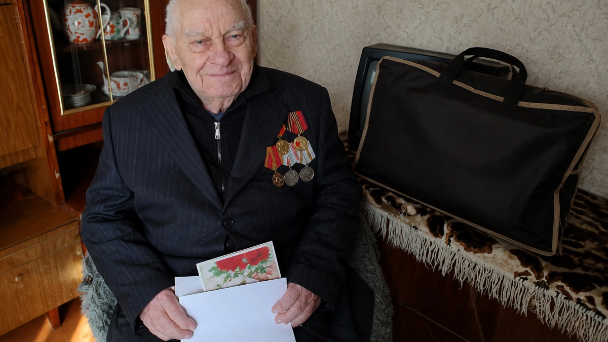 Владимир Путин поздравил с 95-летием саратовского труженика тыла, собиравшего Як-40