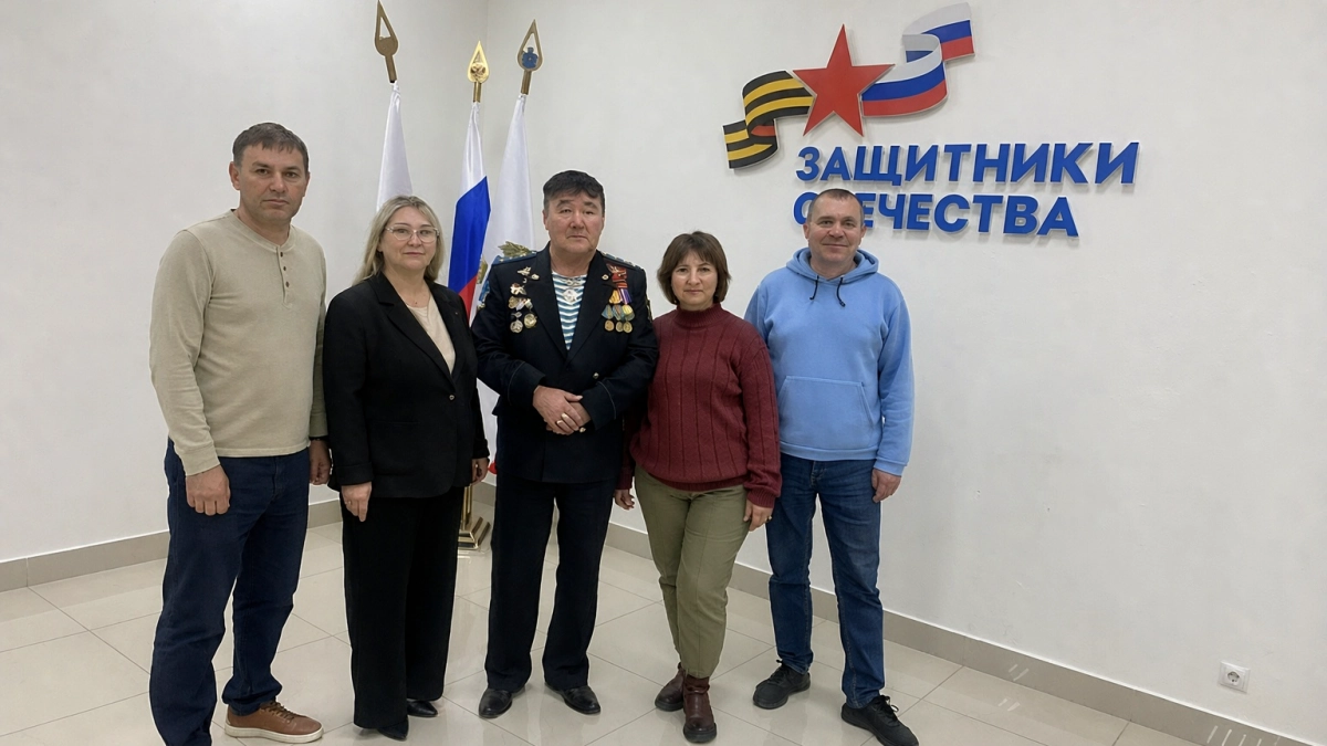 Воевал сам и воспитал героя: жителю Озинского района вручили медаль «Отец солдата»