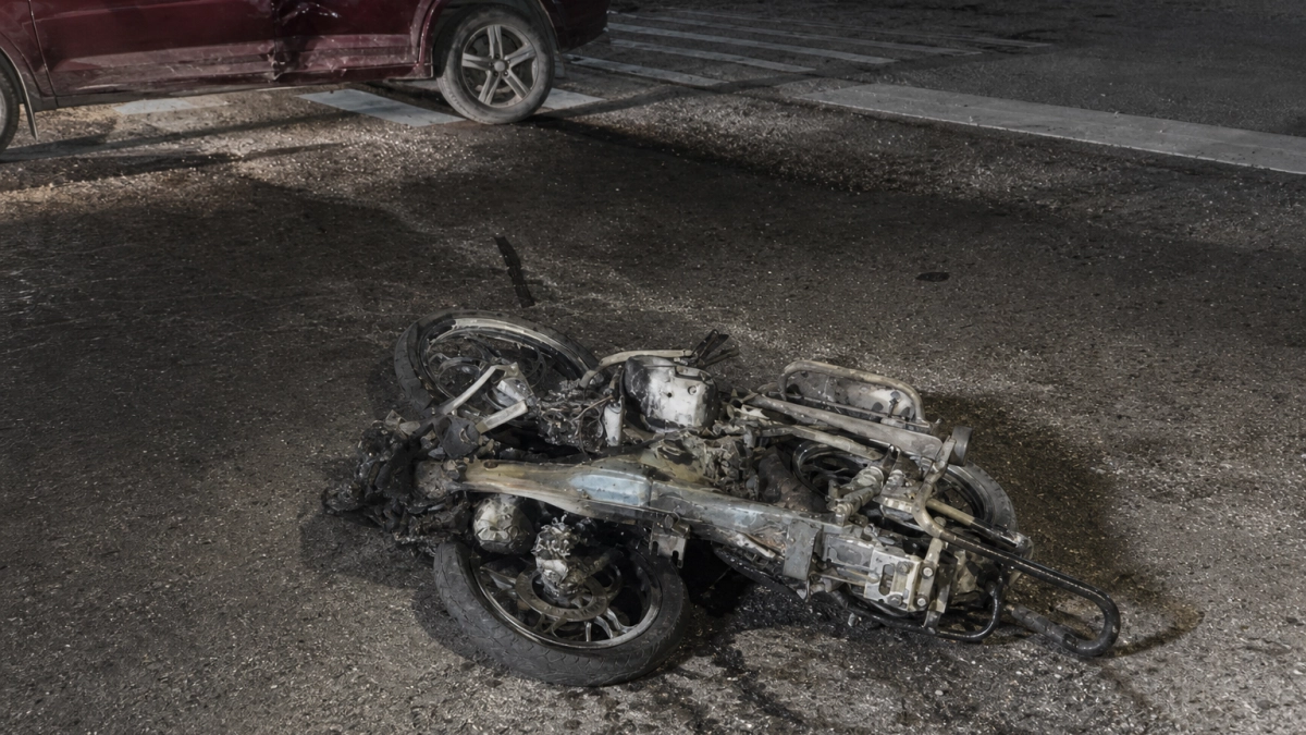 В Саратовской области 14-летний подросток на мопеде попал под колеса Pontiac