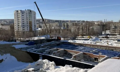 «Холода не помеха»: школа с бассейном на 1100 мест стремительно растет в Ленинском районе