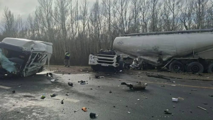 Две фуры столкнулись на трассе Хвалынск–Сызрань: водителей вырезали из кабин