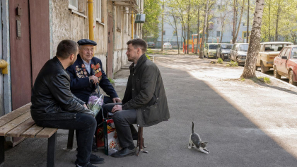 Саратовские следователи поздравили ветерана, дважды раненного в немецком тылу