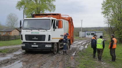 Распутица вывела из строя 10 мусоровозов в семи районах Саратовской области