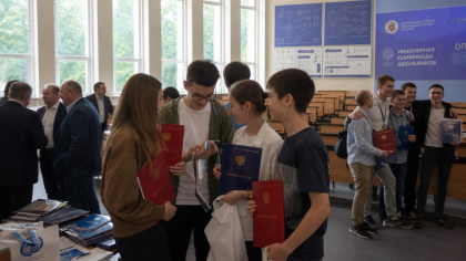 589 школьников Саратовской области сразились в инженерной олимпиаде «Звезда»
